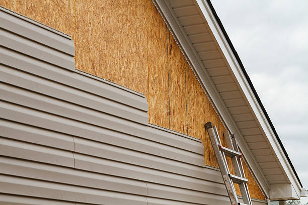 Professional Siding technician working in Sandy Spring, MD
